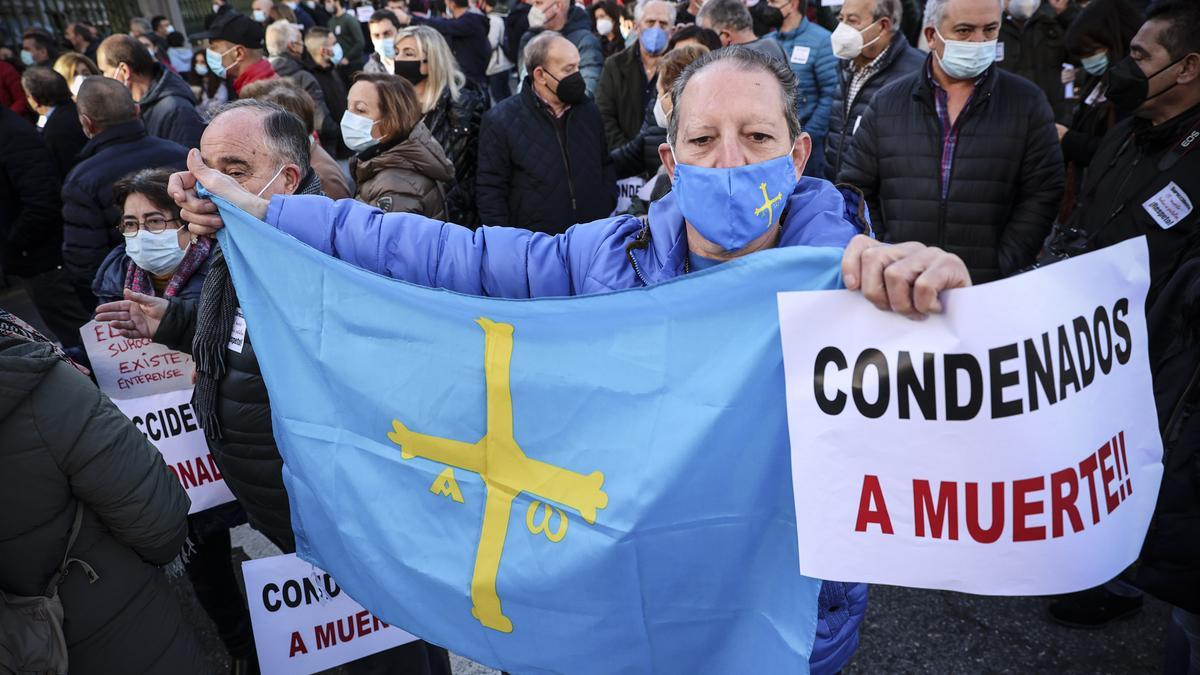 Concentración en Oviedo por el futuro del Suroccidente