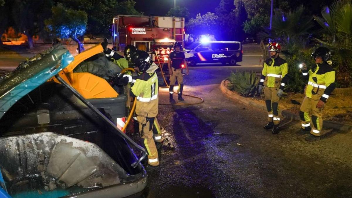 Bomberos interviniendo en un fuego en un contenedor.