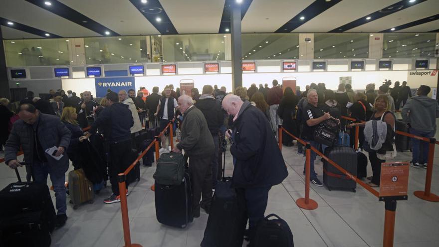 Pasajeros el pasado jueves en el aeropuerto de Corvera tras el cierre de El Altet