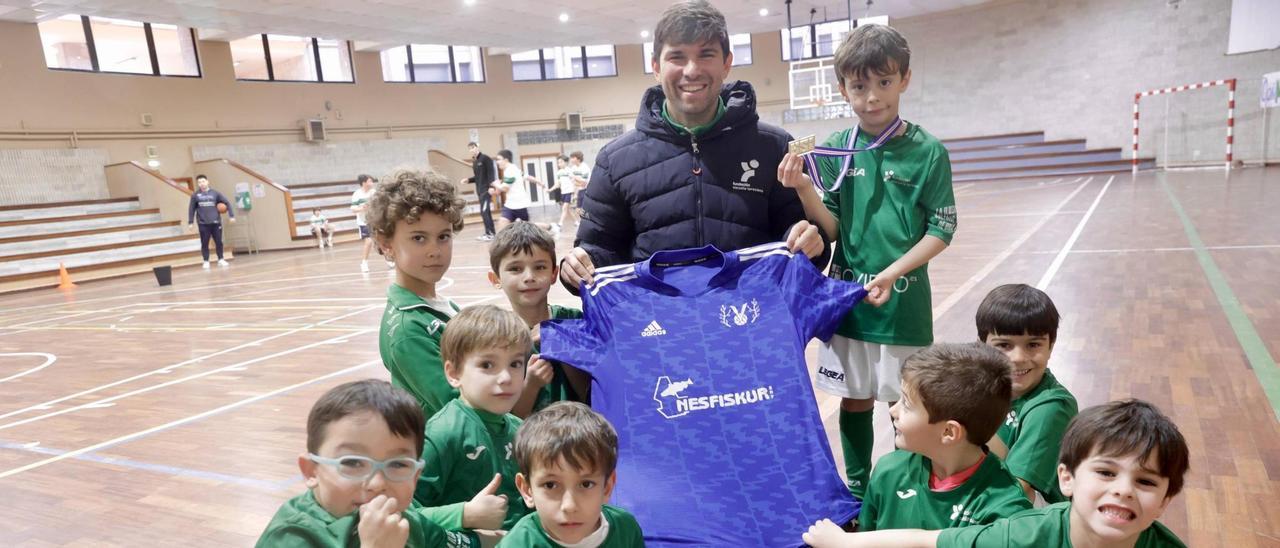 Dani Benítez, con el prebenjamín de Teresianas.