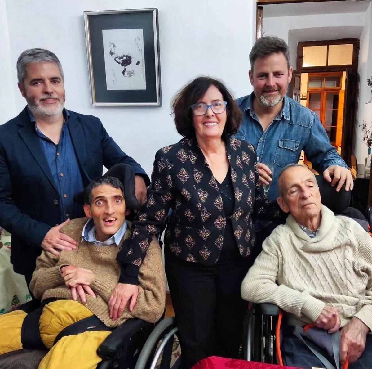 El concejal socialista Jorge Villar (drcha.) con su familia