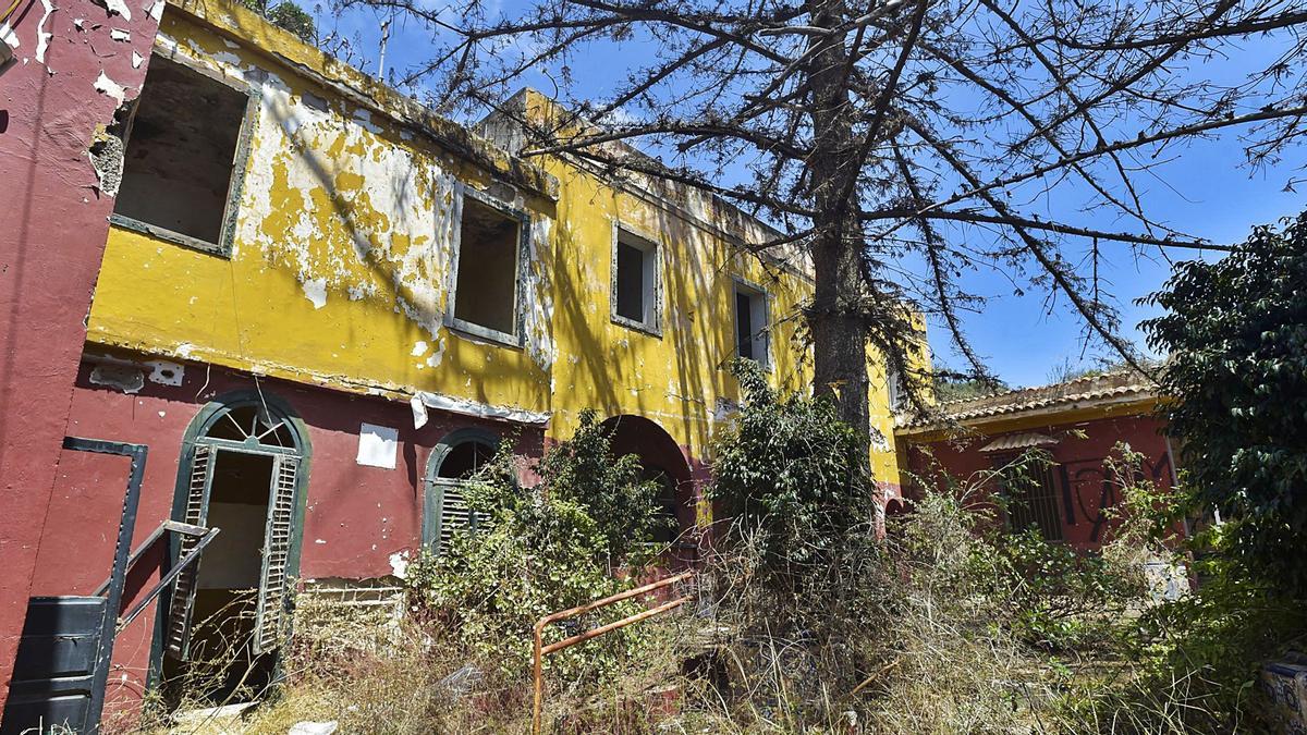 Imagen de la fachada del viejo hotel Los Frailes, totalmente arruinada, al igual que los jardines.  | | ANDRÉS CRUZ