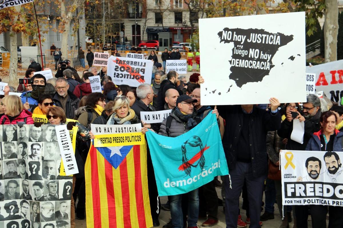 Manifestantes a favor de la liberación de los presos ante el Tribunal Supremo.