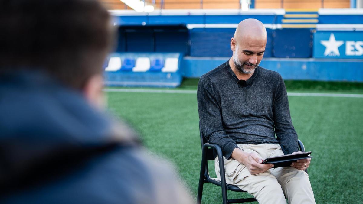 Guardiola observa unas imágenes del Barça B en el Nou Sardenya, el campo del Europa donde se proclamó campeón de Tercera División.