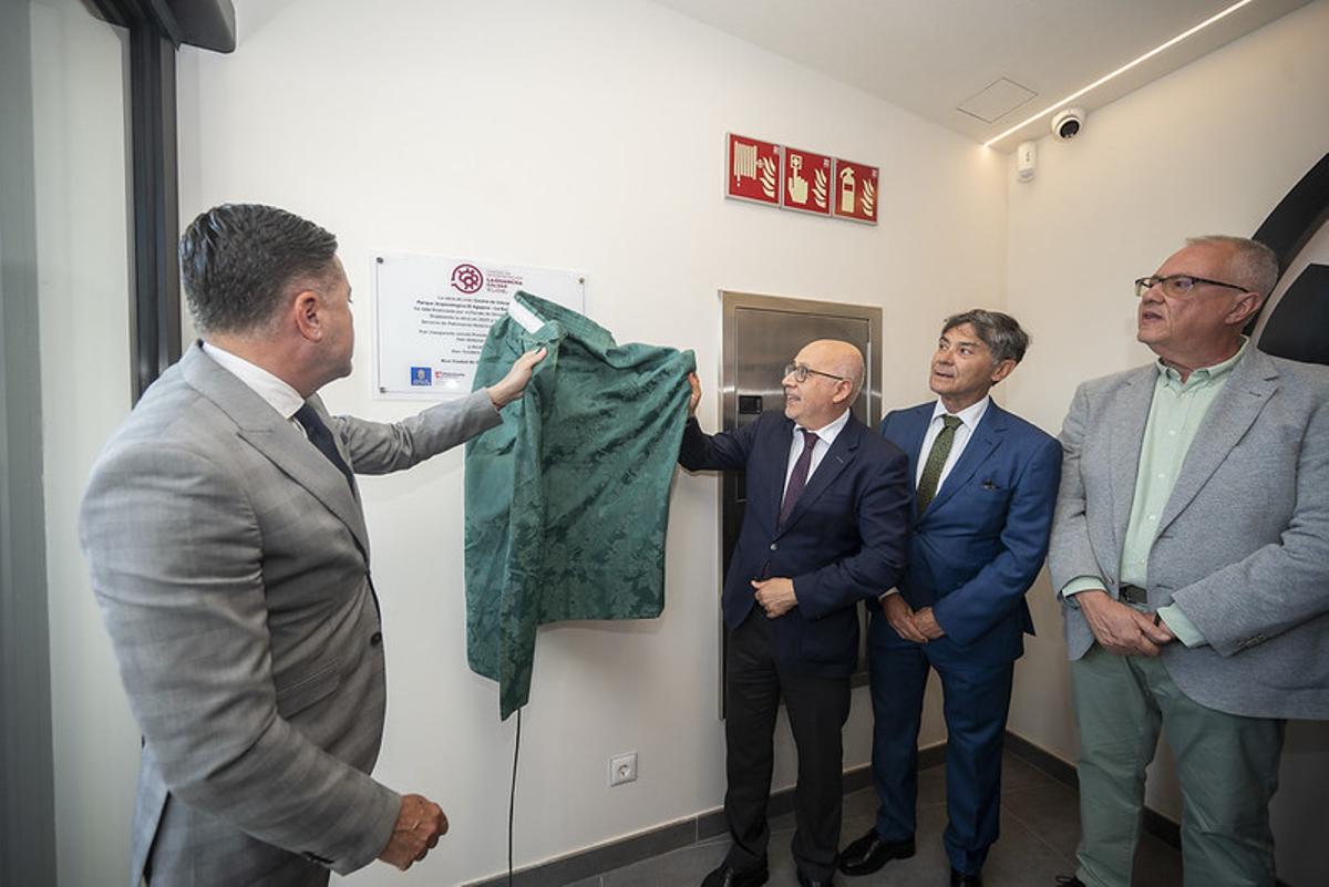 Teodoro Sosa y Antonio Morales, destapando la placa, junto a Juan Sebastián López y Carlos Ruiz.