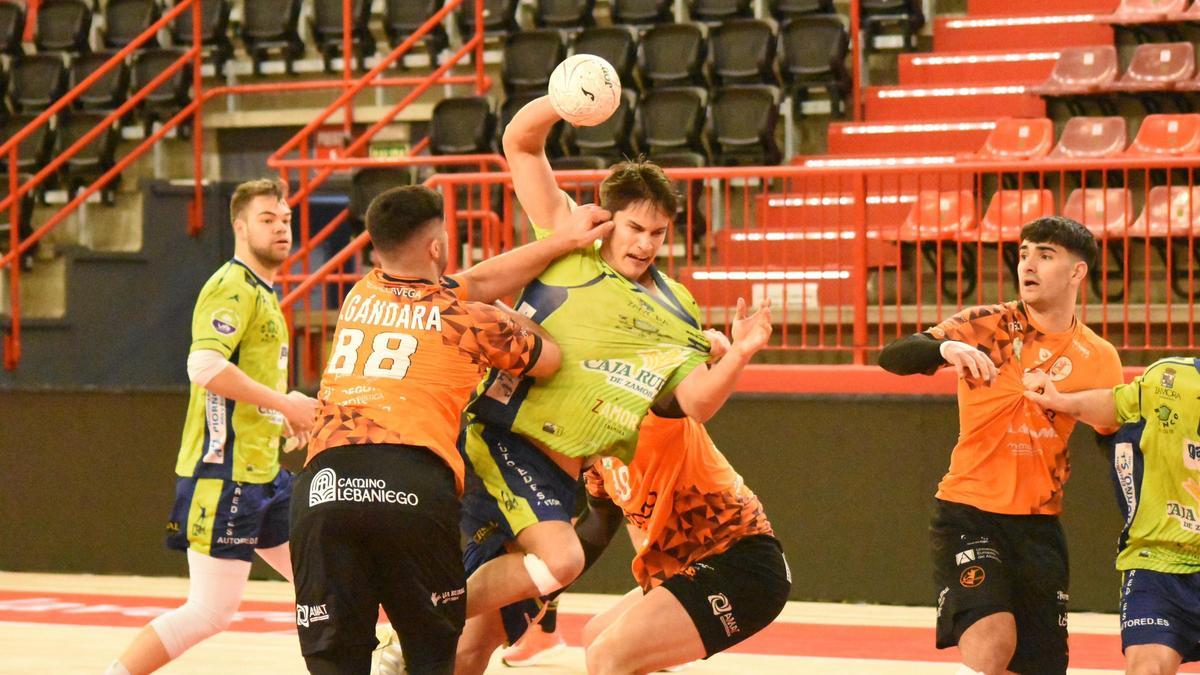 BALONMANO | El BM Caja Rural Zamora gana desde la defensa en Torrelavega