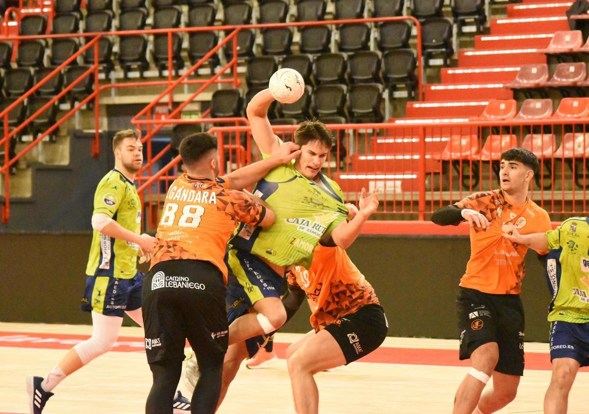 Pau Ortega trata de zafarse de la zaga del BM Torrelavega "B" y lanzar.