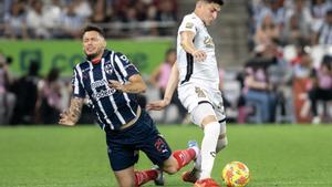 Lucas Ocampos, de Monterrey, disputa el balón con Rafael Fernandez, de Tijuana