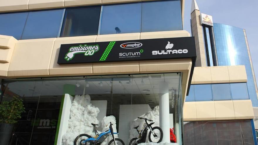 La Bultaco Brinco ya se puede contemplar en el escaparate del nuevo centro en Murcia, situado en la Avda Primero de Mayo, 1