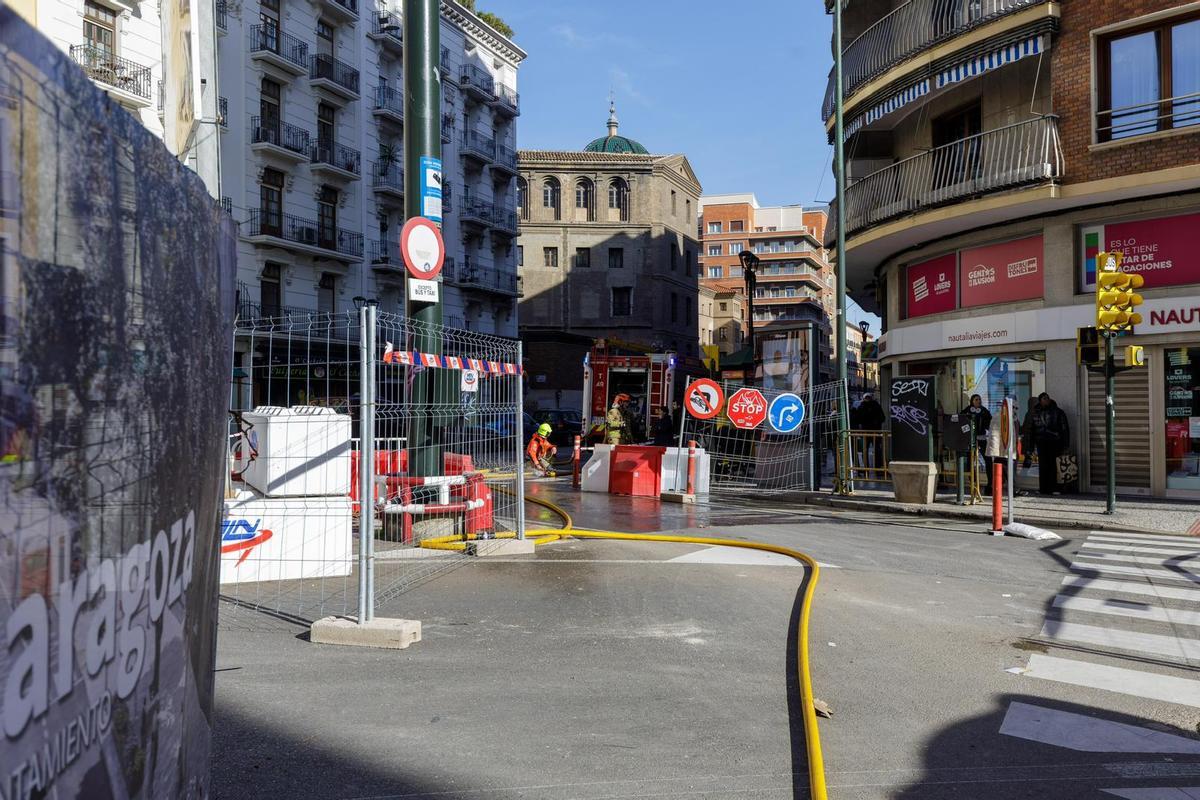 Intervención de los bomberos en la plaza San Miguel de Zaragoza.