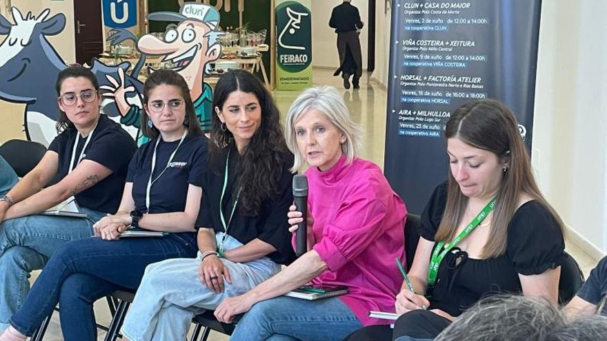 La secretaria xeral Covadonga Toca, 4ª izquierda, en Clun