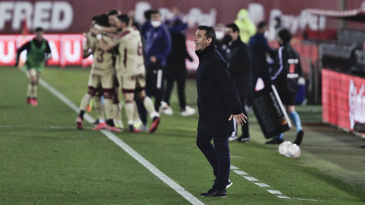 Luis García alienta a susfutbolistas tras el tantoanotado por el Cartagena.