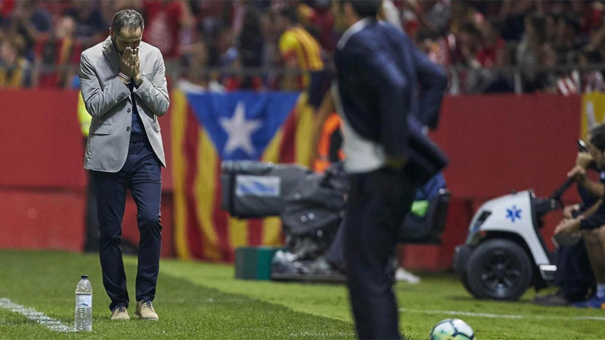 Pablo Machín, tapándose la cara con las manos, en un momento del partido de este sábado en Girona