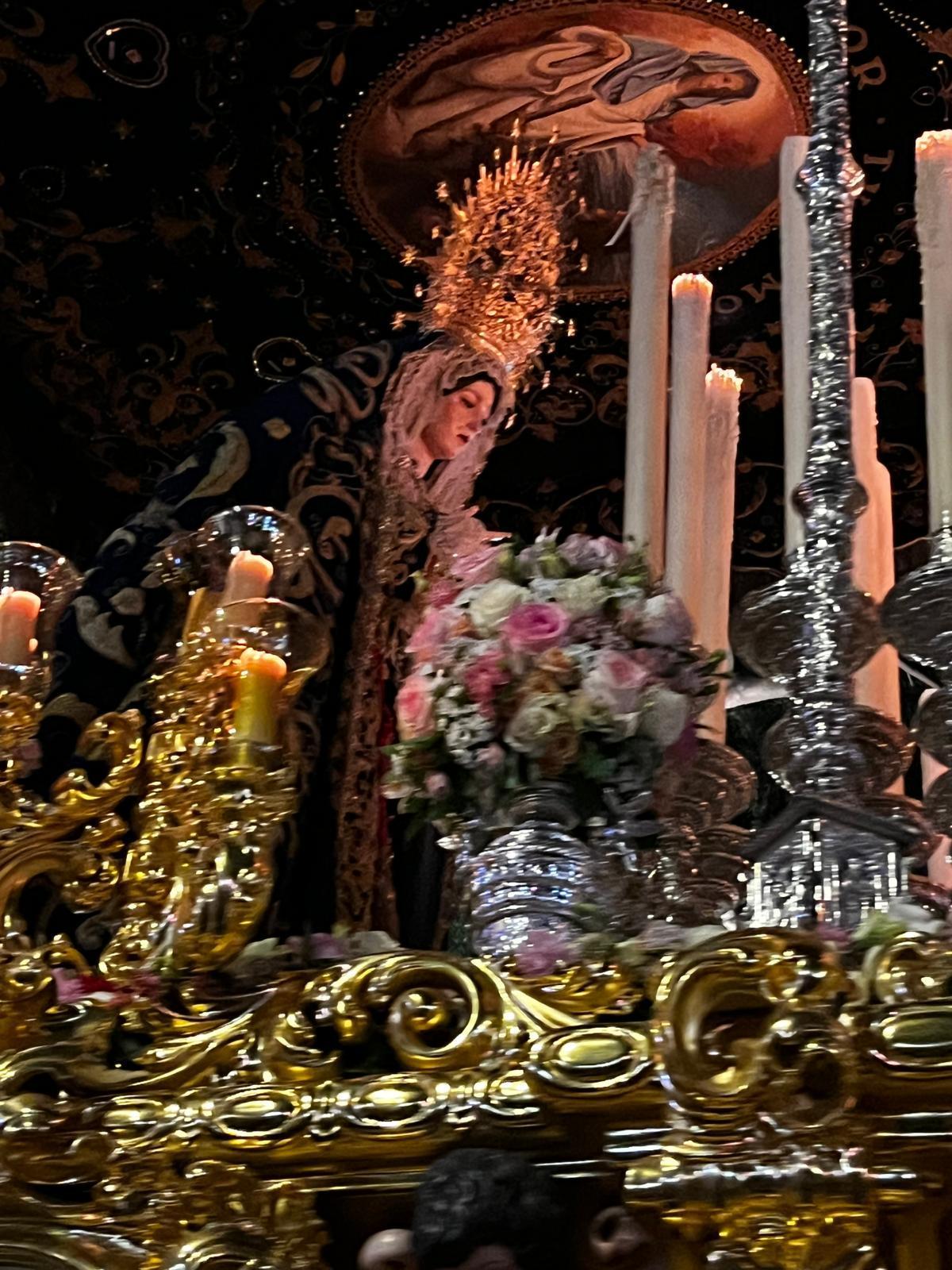 Pasa la Virgen del Amor, de la cofradía de El Rico