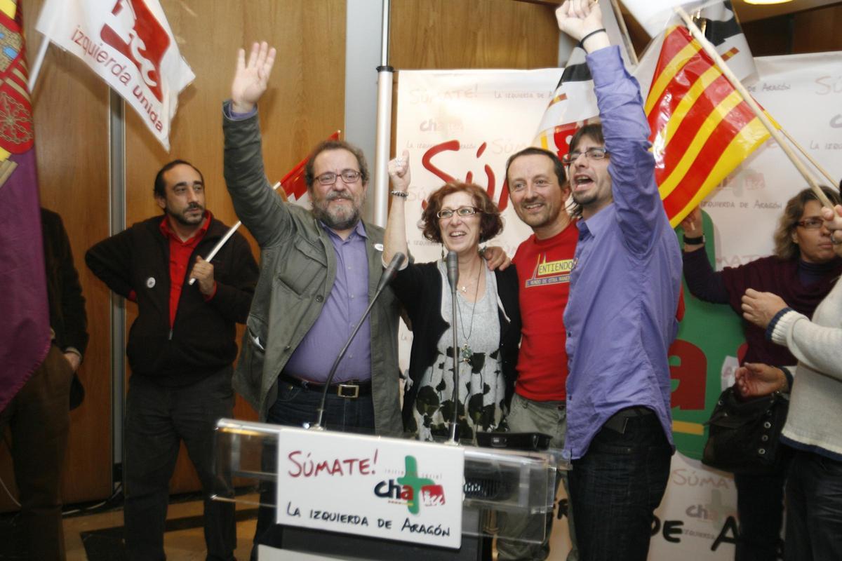 Chesús Yuste y Álvaro Sanz celebran el escaño conseguido en las elecciones de 2011.