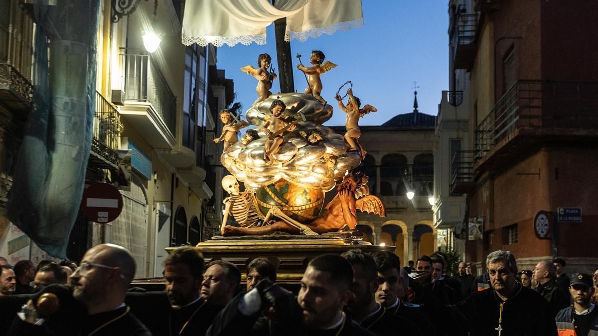 Orihuela se viste de luto para la Procesión del Santo Entierro con el Caballero Cubierto y La Diablesa