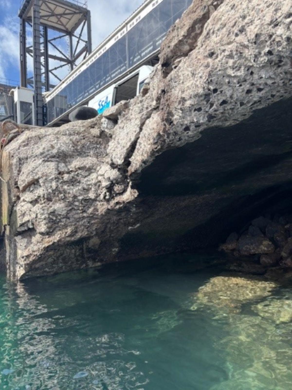 Zona del Puerto de Santa Cruz contra la que impactó el buque Marie Curie.