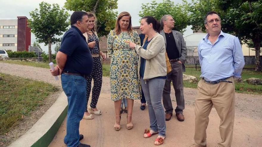 Carmela Silva, durante una visita al Príncipe Felipe conducida por su director, José Ramón Couto.// R.V.