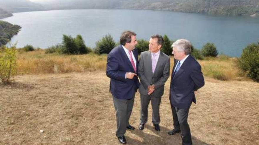 El alcalde de A Coruña (izquierda) y el conselleiro de Infraestruturas (centro), ante el lago de Meirama. / la opinión