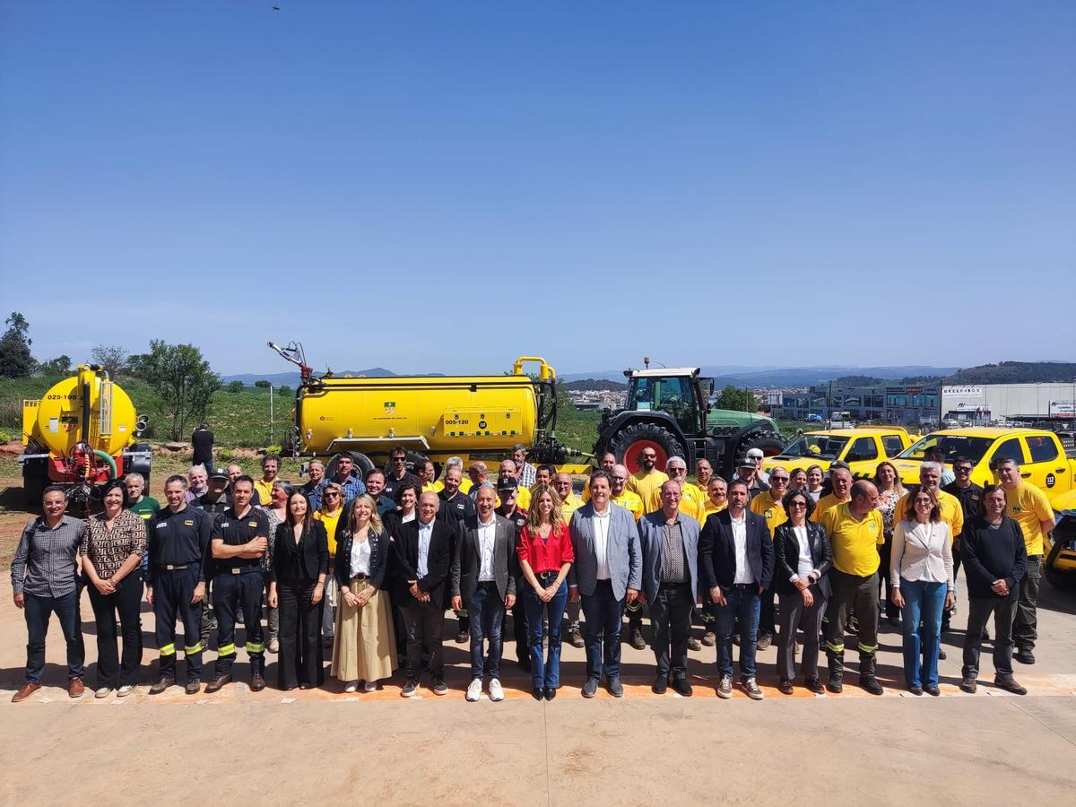Les autoritats i les ADF, amb altres cossos de seguretat i emergències, davant de part del nou material que es quedarà a les ADF de la Catalunya Central
