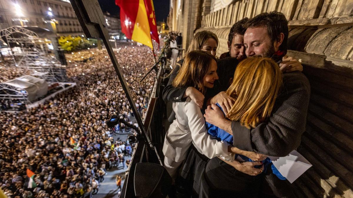 Los pregoneros de estas Fiestas del Pilar se abrazan al finalizar el acto en el balcón del consistorio.