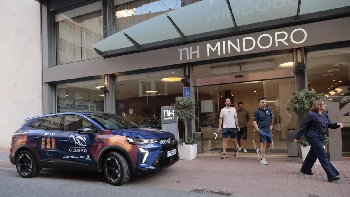 Galería | Máxima seguridad en Castellón para recibir al rey del ciclismo, Tadej Pogacar