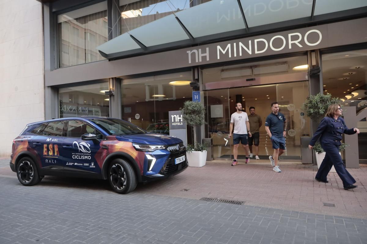 Galería | Máxima seguridad en Castellón para recibir al rey del ciclismo, Tadej Pogacar