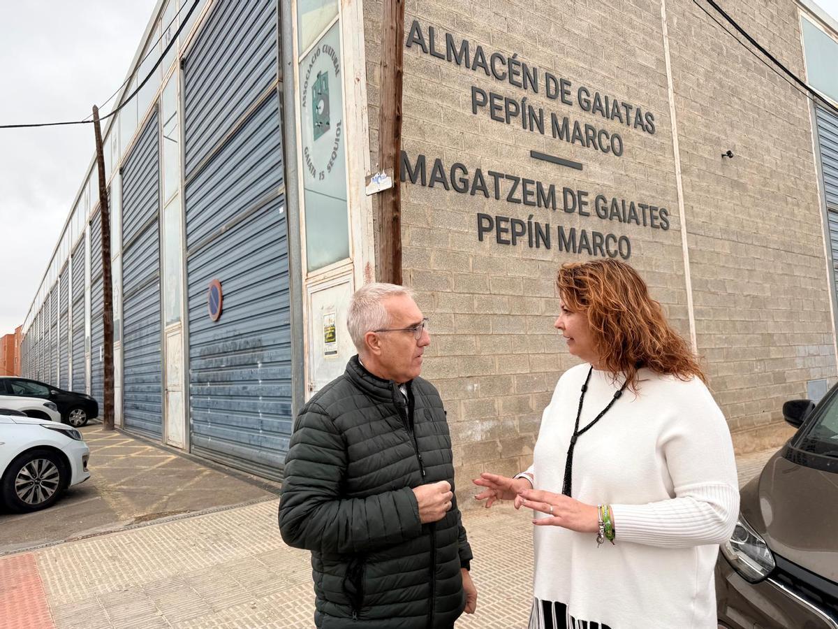 Vicente Montolio, el representante socialista en el Patronato Municipal de Fiestas, y Patricia Puerta, edil del PSPV, frente al almacén de gaiatas.