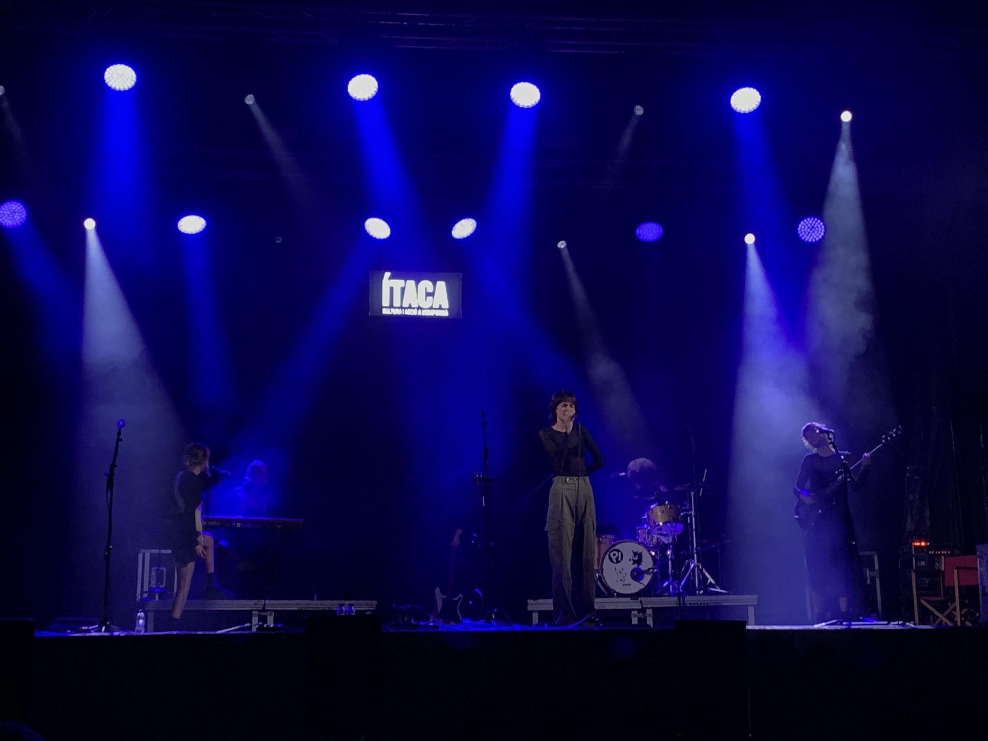 Natalia Lacunza i el públic gaudeixen al Festival Ítaca, a l'Escala