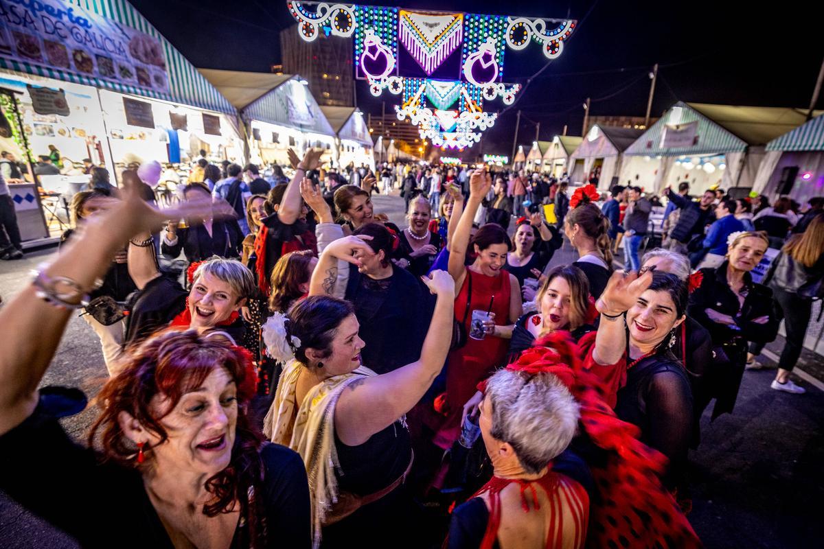 Ambiente de la Feria de Abril de Barcelona, este viernes, 3 de mayo.