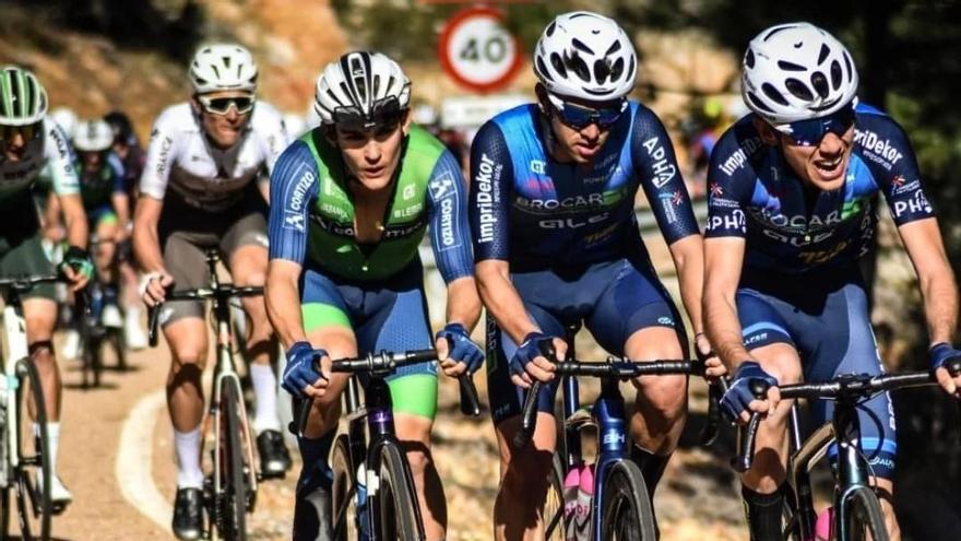 Iker Soriano, tirando de su compañero, en la Vuelta a Extremadura.