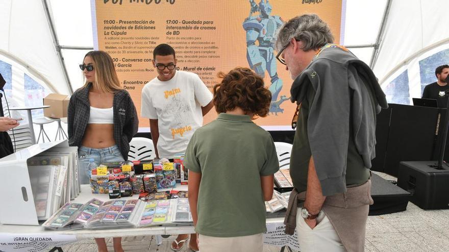 Cromos de fútbol protagonizan la gran quedada de coleccionistas en Viñetas desde o Atlántico de A Coruña: "Mi mujer me dice que somos los 'frikis'"