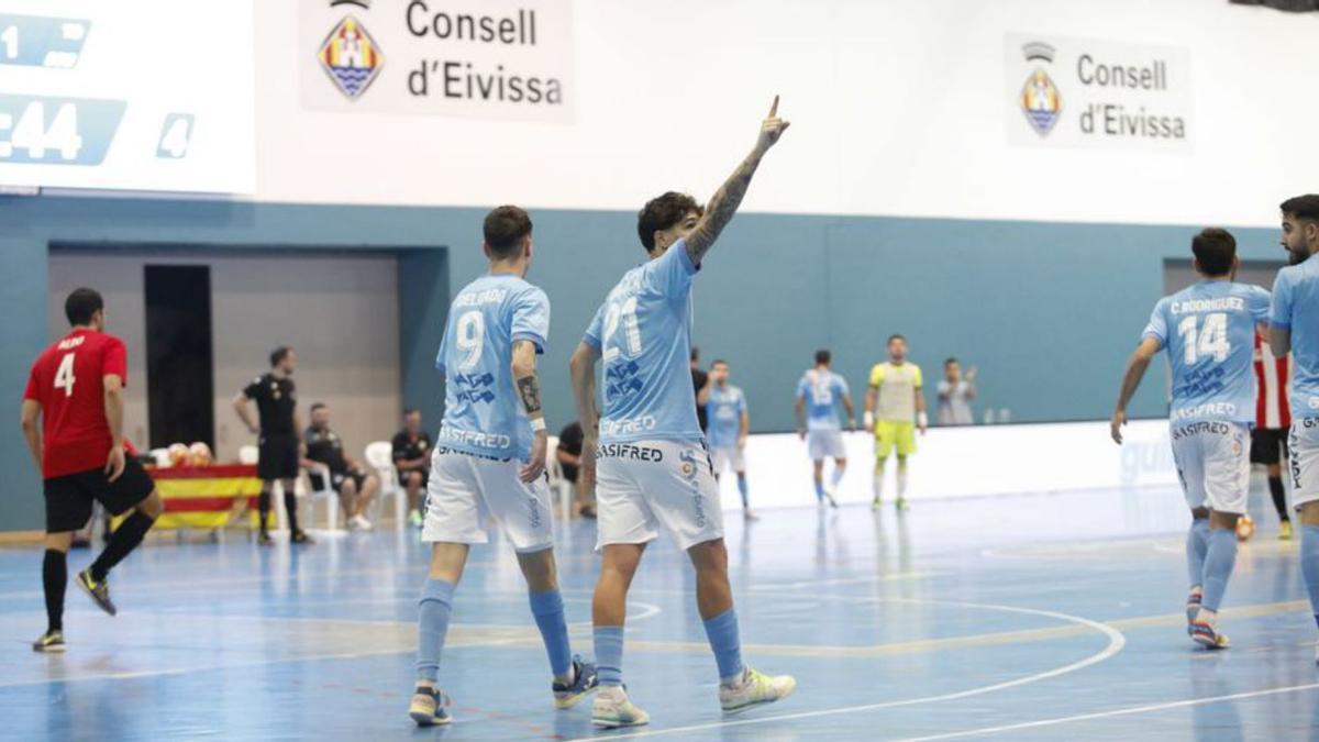 Álex García celebra uno de sus dos tantos con la grada. | V.M.