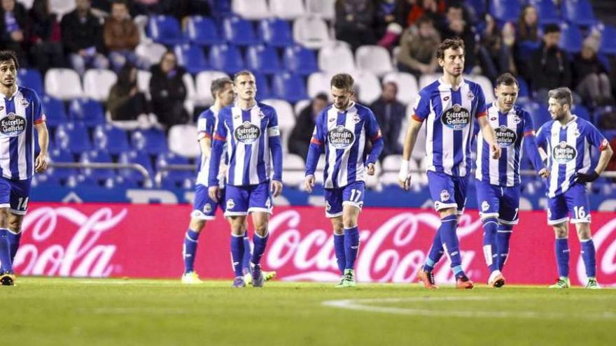 Los jugadores deportivistas caminan hacia el centro del campo tras encajar uno de los goles del Málaga.