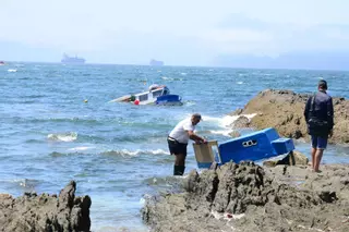Un pesquero de Cangas embarranca en la Costa da Vela