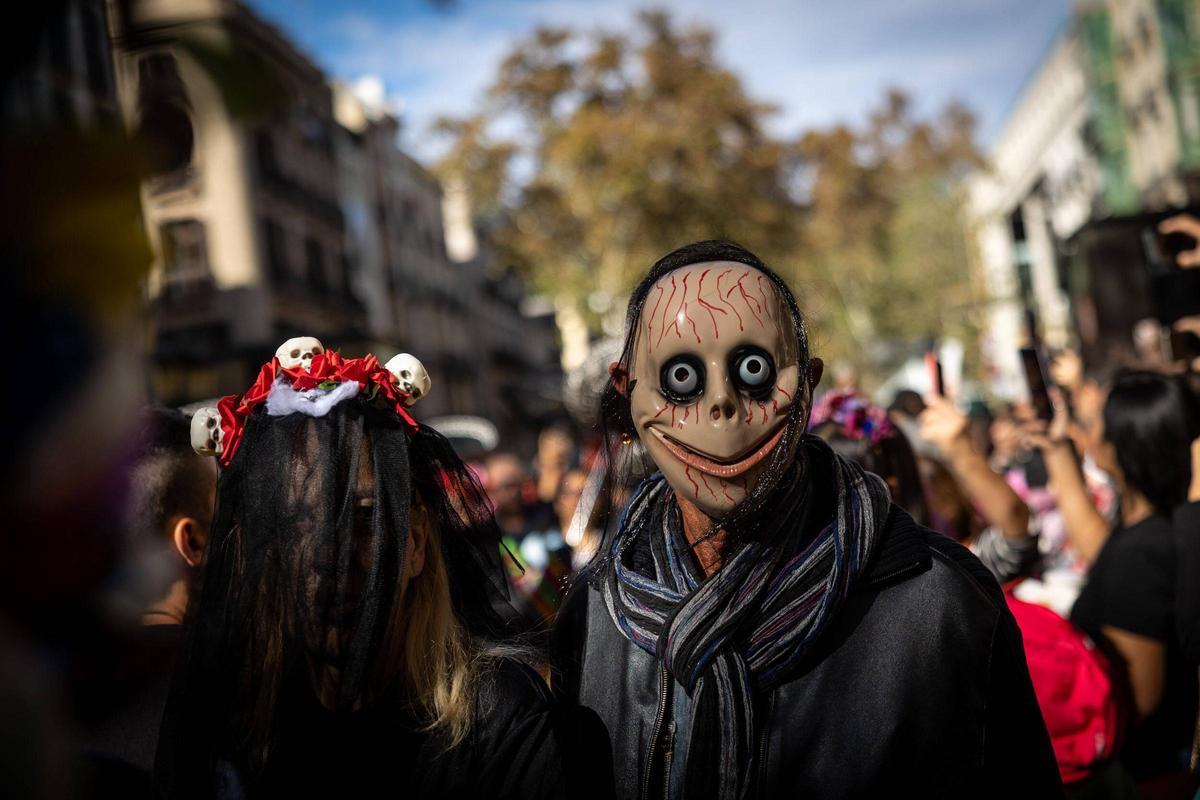 Espectacular desfile de Catrinas por La Rambla