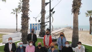 Benicàssim renueva la imagen del Eurosol: instalan una escultura, pintan bancos y colocan un aseo público