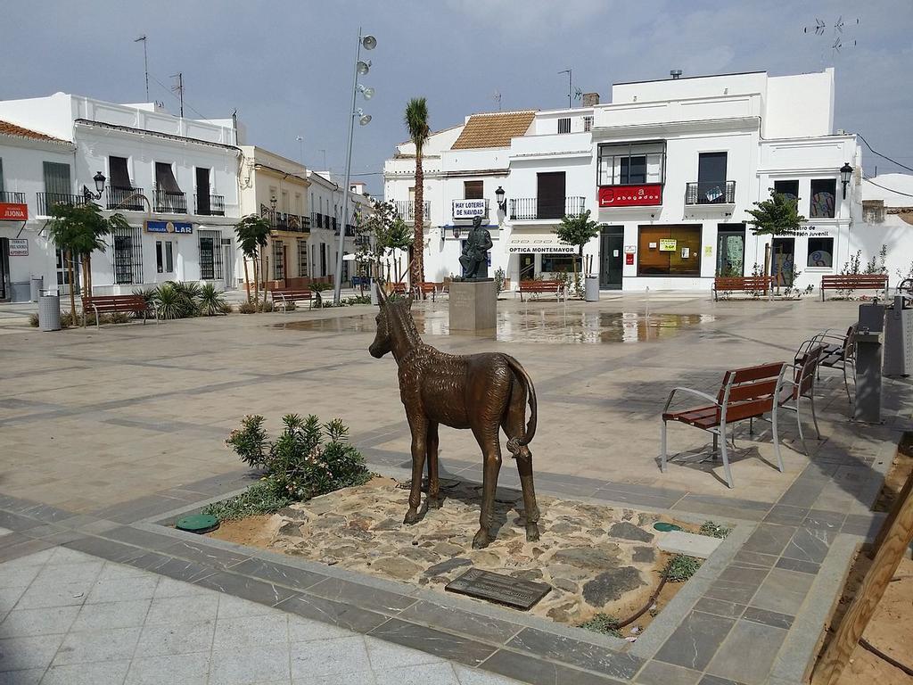 Estatuas de Platero y juan Ramón Jiménez en Moguer.