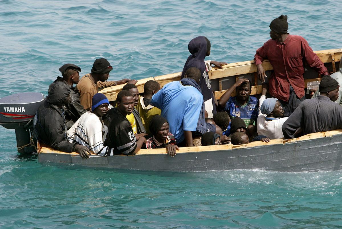 Moren 44 migrants després de naufragar una pastera que es dirigia a les Canàries