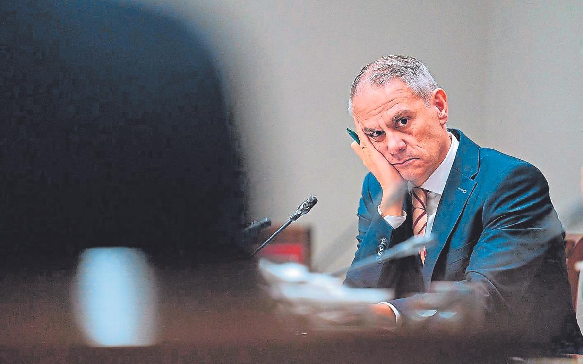 César Toledo, administrador general de Radiotelevisión Canaria, ayer durante la comisión parlamentaria.