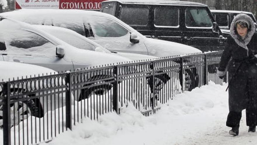 Una mujer camina entre la nieve.