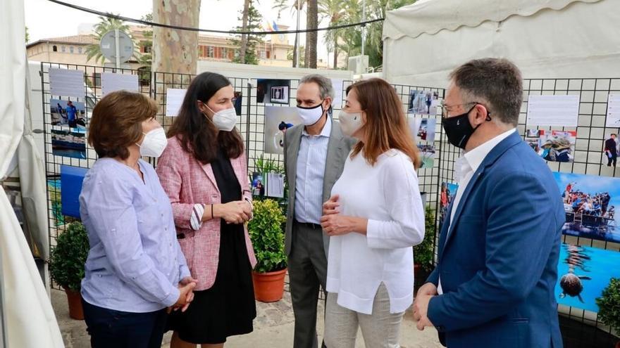 La presidenta del Govern, Francina Armengol, y el conseller de Movilidad y Vivienda, Josep Marí, con miembros de la fundación Palma Aquàrium