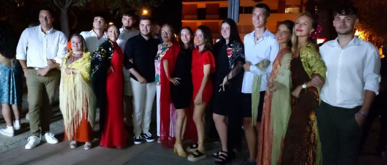 Participantes en el tradicional «baile del mantón». | LEVANTE-EMV