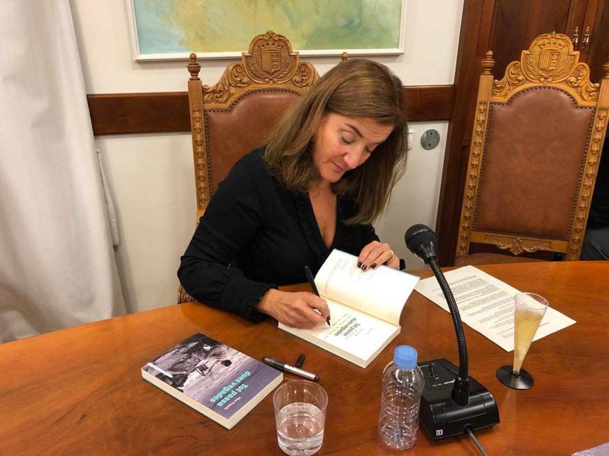 Pilar Francès signant un exemplar de la seva novel·la