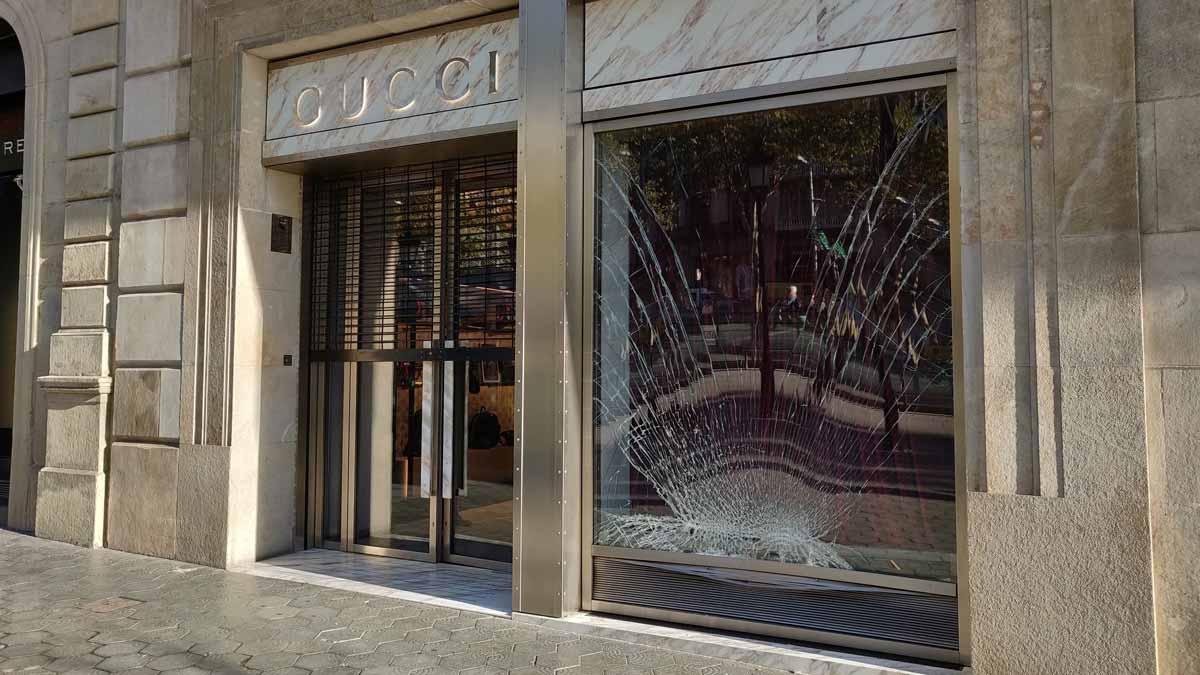 Ladrones asaltan la tienda de Gucci de Barcelona tras lanzar un vehículo contra el escaparate