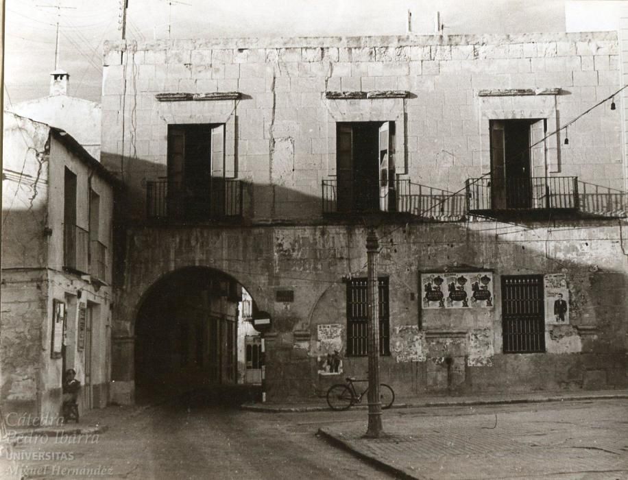 El estado del popular arco de El raval, el centro neurálgico del barrio, en 1970