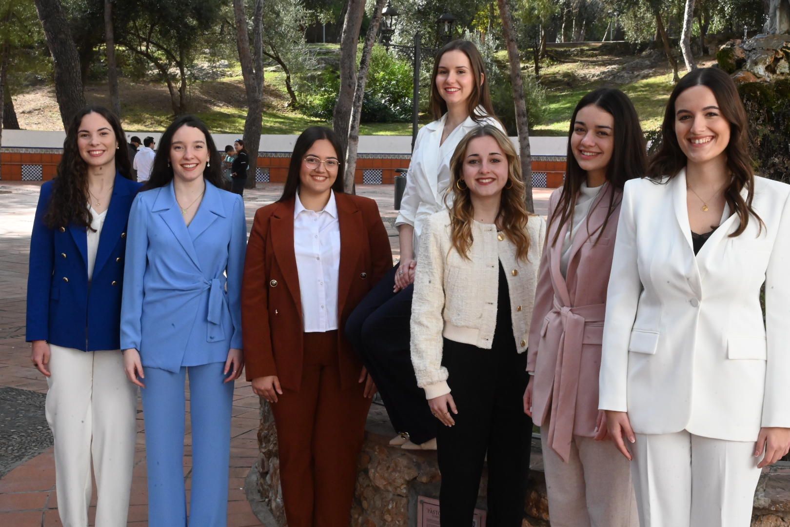 La reina de las fiestas de Vila-real se presenta con su corte de honor en el Termet