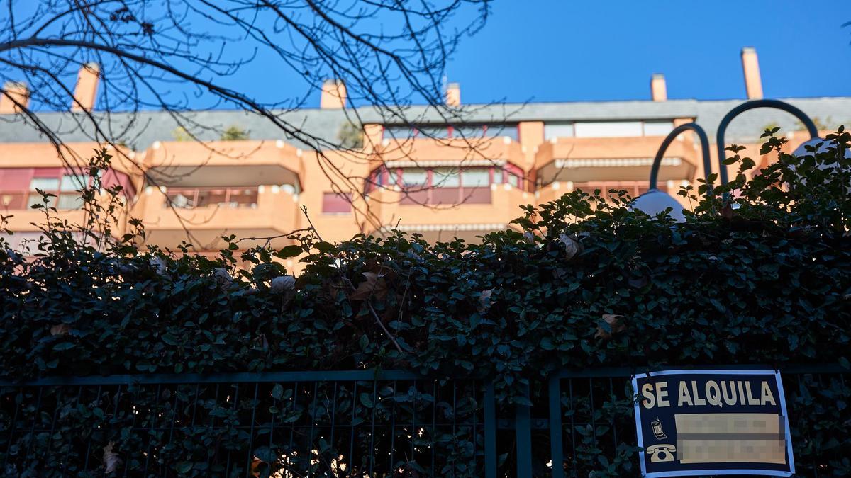Archivo - Un cartel de alquiler de viviendas, a 4 de enero de 2023, en Madrid (España).