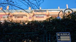 Archivo - Un cartel de alquiler de viviendas, a 4 de enero de 2023, en Madrid (España).