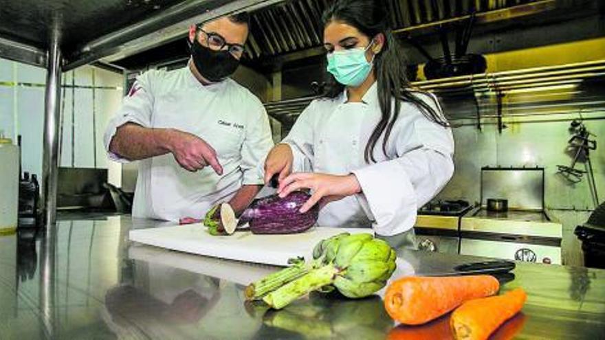 Alumnado de prácticas en el restaurante César Anca de Alicante, esta semana. | HÉCTOR FUENTES